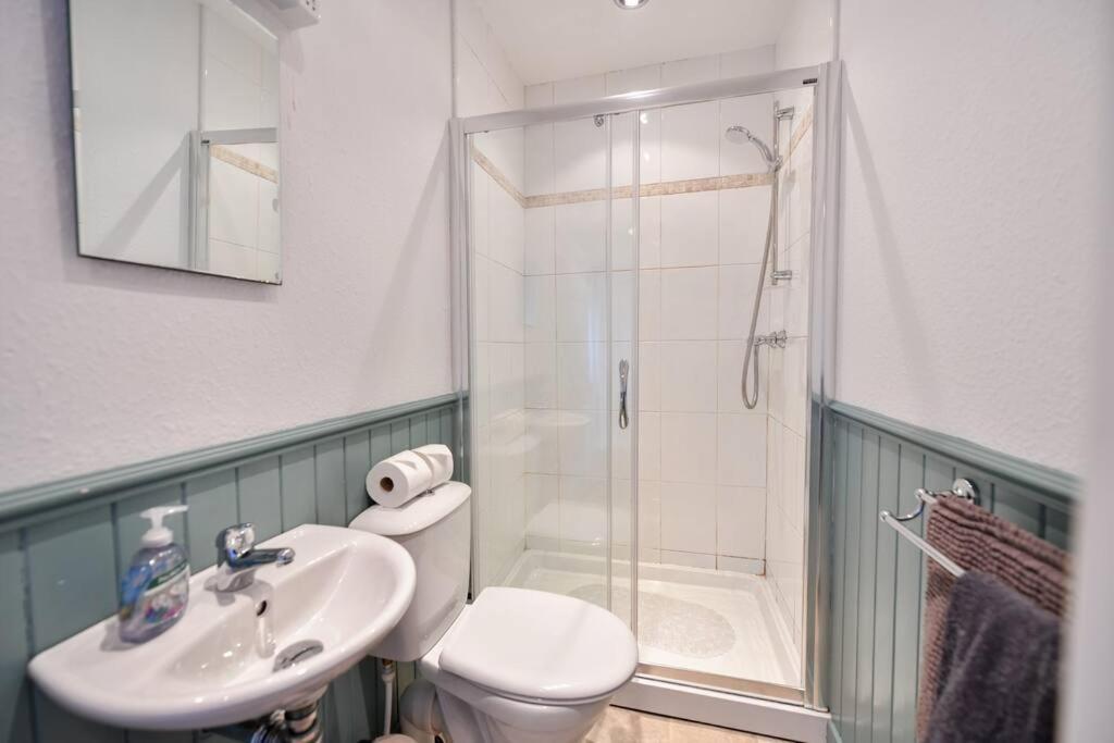 3 Bedroom Townhouse Right On The Harbour Isle of Whithorn Exterior photo